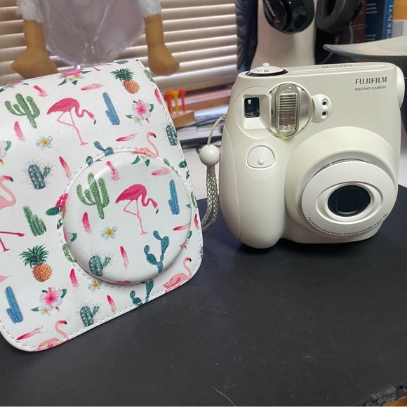 FujiFilm Instax Mini 7s Instant Camera with Cactus Flamingo Case  and Film - Picture 1 of 14